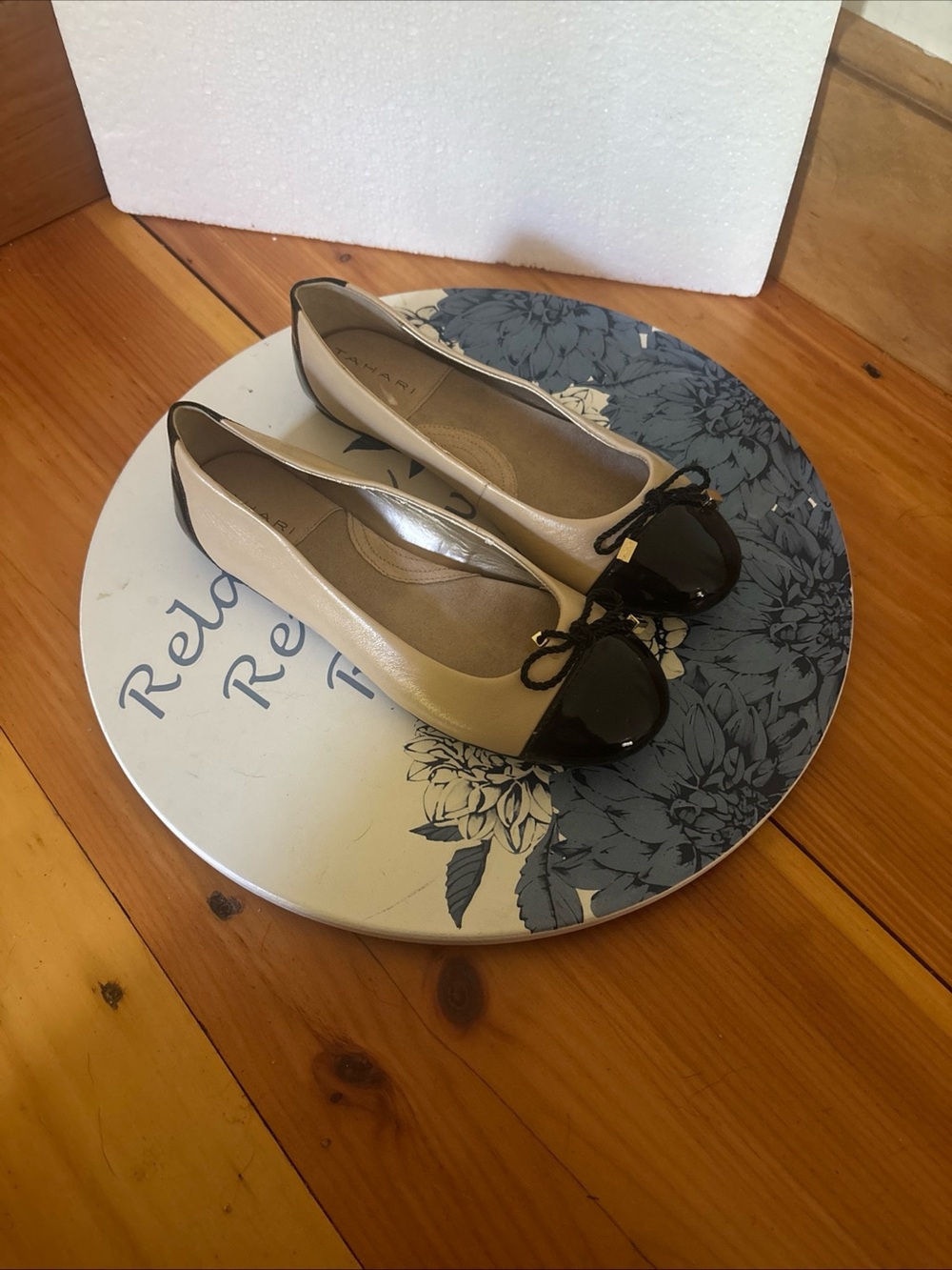 Tahari Collins Size 6 Beige Black Cap Toe Ballet Flats